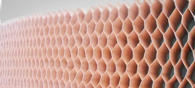 Contamos con el sistema honey comb de panales de cartón. Útil como separador, protector y como tarima resistiendo hasta 3 toneladas de peso.