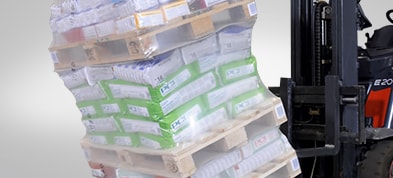Es la película más delgada del mercado y también la más resistente, ya que resiste golpes y caídas sin averiar la película. Está fabricada con resina de importación; es ideal para tarimas inestables, ya que elonga solo un 20% y llega de inmediato al punto óptimo de tensión.